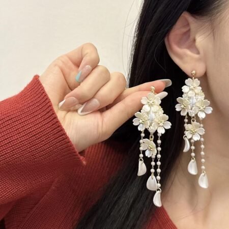 New style super fairy French flower tassel earrings for women, small-scale and exaggerated earrings with unique temperament and pendant earrings.