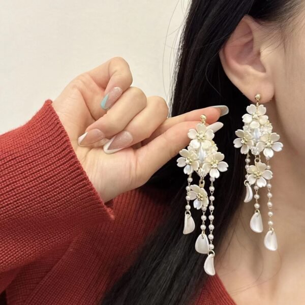 New style super fairy French flower tassel earrings for women, small-scale and exaggerated earrings with unique temperament and pendant earrings.