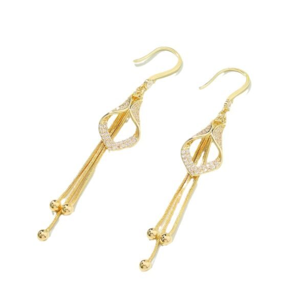 Women's fashionable geometric diamond long tassel earrings in a Korean style with a refined temperament, versatile and studded with diamonds, a luxurious and light - weighted earring that makes the face look slimmer.Women's fashionable geometric diamond long tassel earrings in a Korean style with a refined temperament, versatile and studded with diamonds, a luxurious and light - weighted earring that makes the face look slimmer.