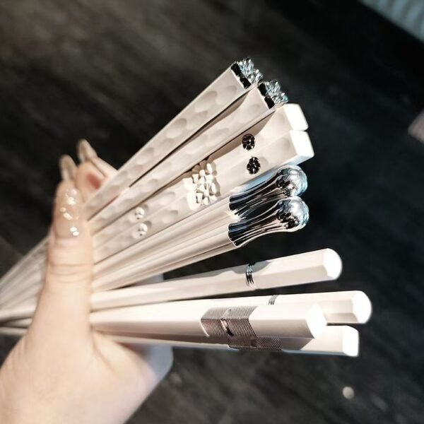 High-end chopsticks, mildew-proof and antibacterial, suitable for household use, heat-resistant, one pair per person. New alloy style for families, non-slip, with a new and high-value appearance.