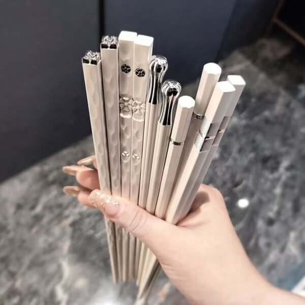 High-end chopsticks, mildew-proof and antibacterial, suitable for household use, heat-resistant, one pair per person. New alloy style for families, non-slip, with a new and high-value appearance.