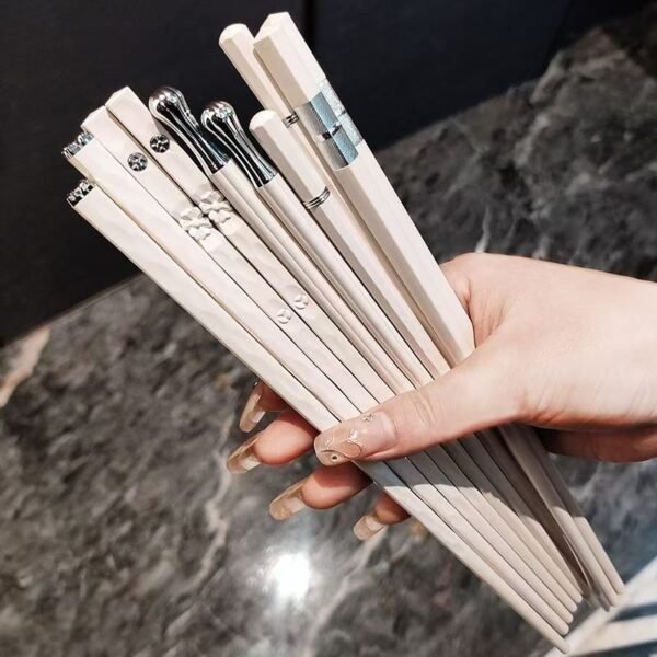High-end chopsticks, mildew-proof and antibacterial, suitable for household use, heat-resistant, one pair per person. New alloy style for families, non-slip, with a new and high-value appearance.