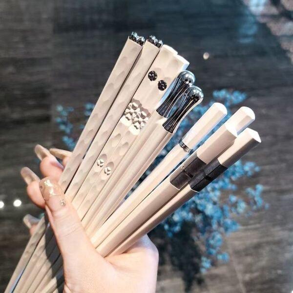 High-end chopsticks, mildew-proof and antibacterial, suitable for household use, heat-resistant, one pair per person. New alloy style for families, non-slip, with a new and high-value appearance.