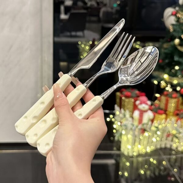Luxury and high-end stainless steel steak cutlery set with high appearance value, including knife, fork and spoon. A complete set of Western tableware, also a three-piece cheese set.