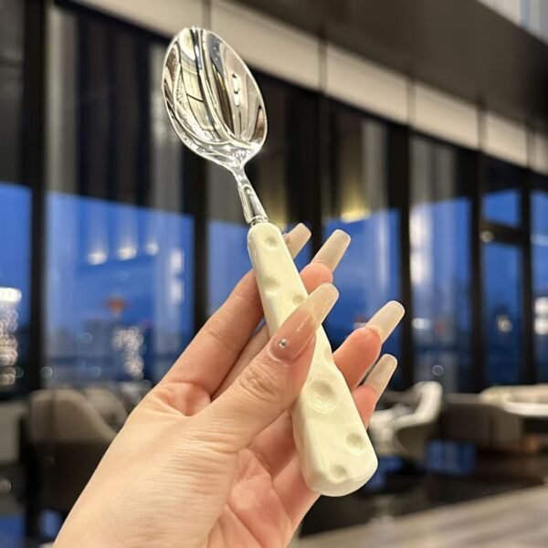 Luxury and high-end stainless steel steak cutlery set with high appearance value, including knife, fork and spoon. A complete set of Western tableware, also a three-piece cheese set.