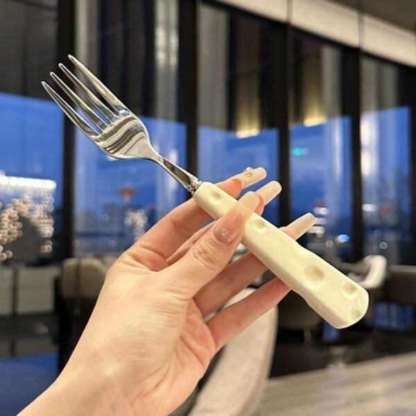 Luxury and high-end stainless steel steak cutlery set with high appearance value, including knife, fork and spoon. A complete set of Western tableware, also a three-piece cheese set.