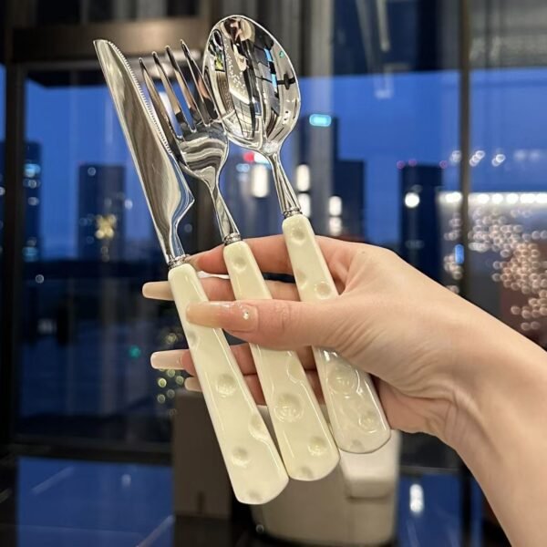 Luxury and high-end stainless steel steak cutlery set with high appearance value, including knife, fork and spoon. A complete set of Western tableware, also a three-piece cheese set.