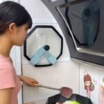 Foldable pot lid rack, wall-mounted storage rack, punch-free and adjustable, used for placing pot lids and cutting boards in the kitchen.