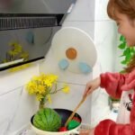 Foldable pot lid rack, wall-mounted storage rack, punch-free and adjustable, used for placing pot lids and cutting boards in the kitchen.