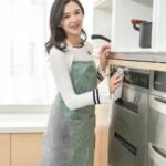 Kitchen cooking apron, waterproof and oil-proof, suitable for household chores and cleaning, dirt-resistant. A fashionable canvas apron, wear-resistant, for home use, available for both men and women.